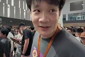 连你都要不到啊！丁彦雨航：找库里签名没要到追星失败~